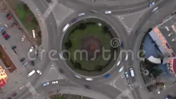 环形道路4k鸟瞰时间推移与圆形汽车视频的预览图