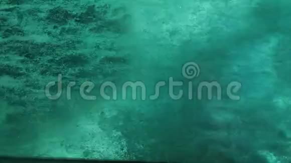 青绿色的水沫和疖子在窗户后面移动视频的预览图