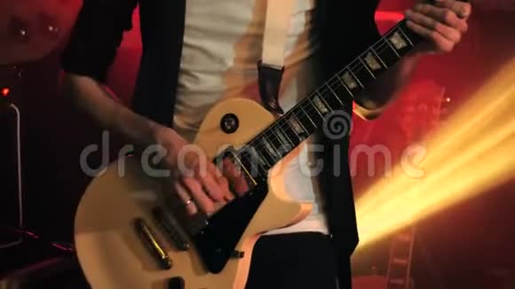 吉他手在舞台上用电吉他演奏快速独奏视频的预览图