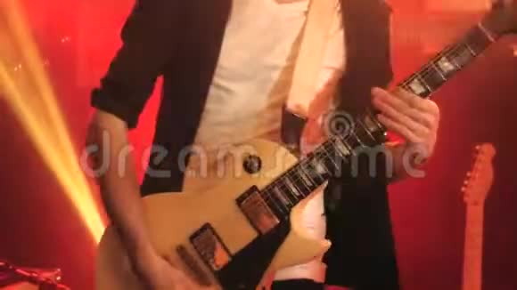 吉他手在舞台上用电吉他演奏快速独奏视频的预览图