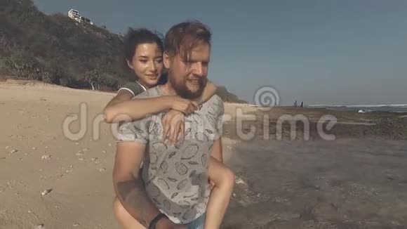 一对在海滩上玩得开心的情侣视频的预览图