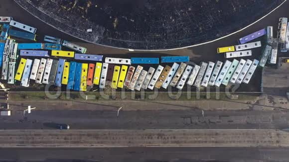 从空中俯瞰乌克兰基辅的城市道路汽车经过破旧的有轨电车长长的影子视频的预览图