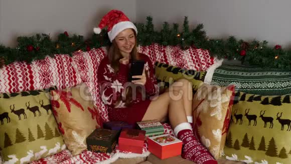 圣诞老人做视频呼叫的快乐女人圣诞节和新年概念视频的预览图