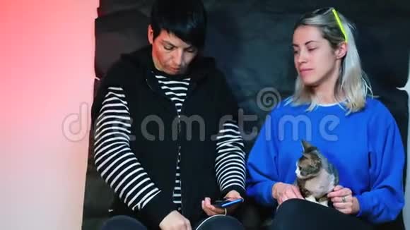 两个抱着猫的女孩开始听音乐视频的预览图