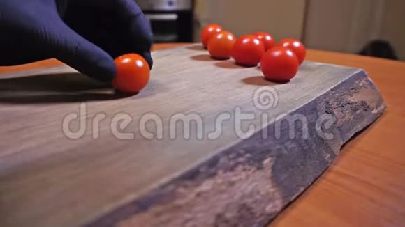 切樱桃番茄圆滚滚视频的预览图
