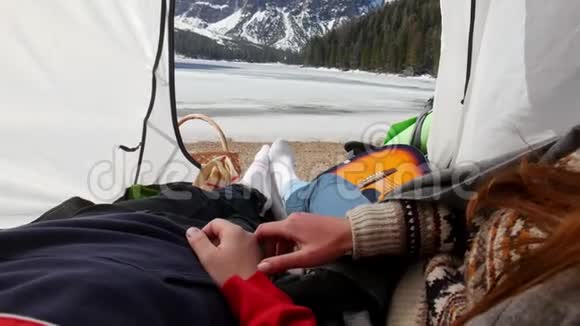 年轻夫妇躺在帐篷里视频的预览图