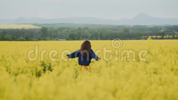 快乐的女孩在大黄花丛中快乐地奔跑视频的预览图