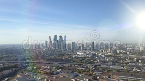 莫斯科城市摩天大楼透过太阳光莫斯科国际商务中心首都的塔楼和房屋视频的预览图