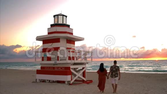 迈阿密海滩上的情侣佛罗里达迈阿密海滩上的救生员视频的预览图