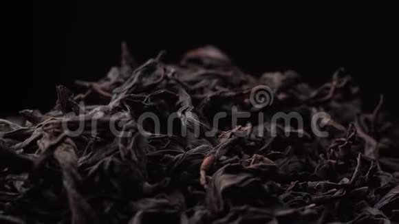 黑色或绿茶在黑色背景上旋转的壮丽电影镜头茶的质地非常好视频的预览图