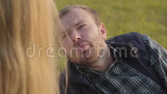 白种人的特写镜头他和他的daughetr广告吃苹果年轻的金发女孩和她父亲在一起视频的预览图