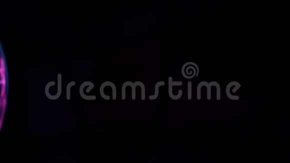 在黑色背景上的魔术球内的灯光放电灯惰性气体排放管等离子球特斯拉灯视频的预览图