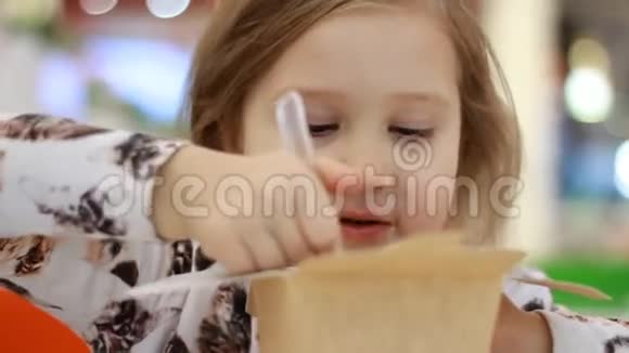 午餐盒包装回收和饮食概念一次性纸容器的外卖食品特写肖像宝宝视频的预览图