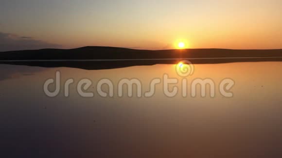 在乌克兰克里米亚日落的背景下美丽的湖泊美丽的Koyashsky湖的俯视图视频的预览图