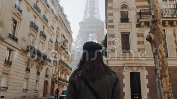 镜头跟随幸福美丽微笑的旅游女人走向埃菲尔铁塔广场浪漫的巴黎度假慢动作视频的预览图