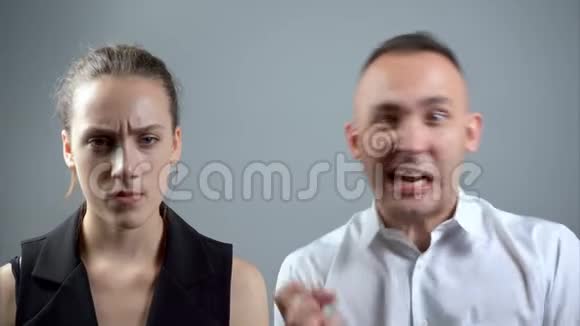 男人和女人的鬼脸视频视频的预览图