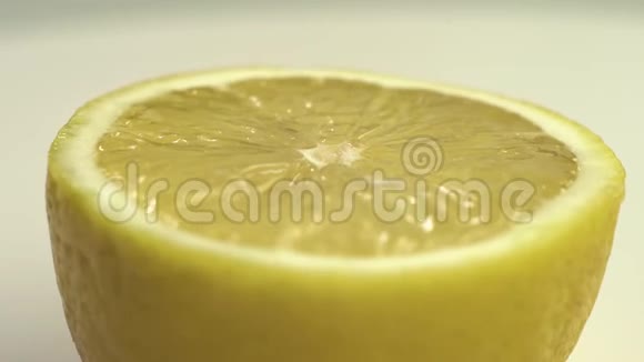 把新鲜的黄色半柠檬在白色桌子上旋转的镜头合上视频的预览图