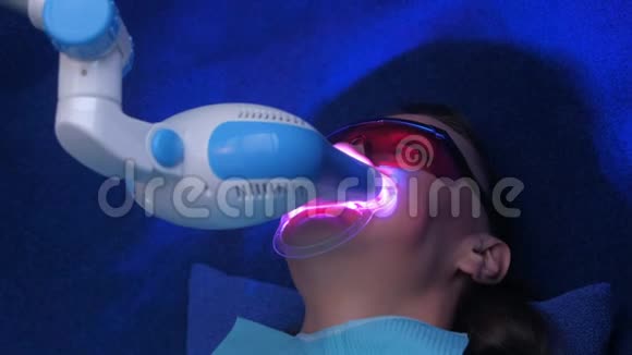 牙科诊所女性牙齿LED美白美容整形手术视频的预览图