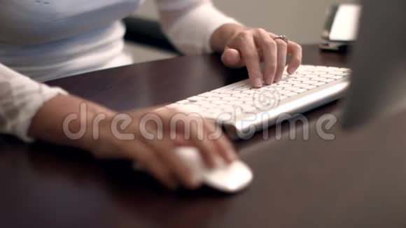 女人在办公桌上打字视频的预览图