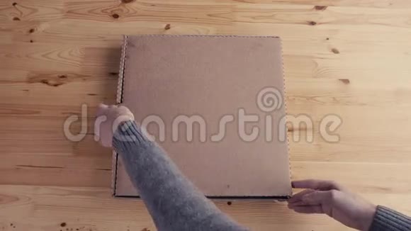 人们手拿切片披萨的特写从食物递送打开盒子为办公室提供美味服务视频的预览图