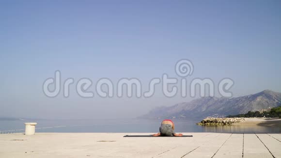 地中海海滨的瑜伽女冥想视频的预览图
