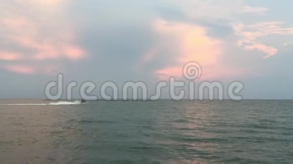 潮三兰海滩傍晚海上香蕉船视频的预览图