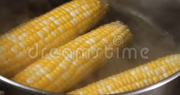 熟玉米在沸水中视频的预览图