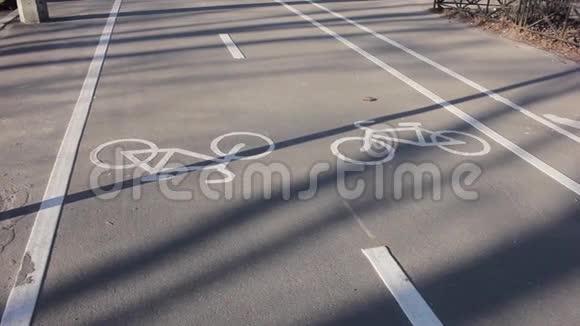 人行道上城市标志中的自行车道视频的预览图