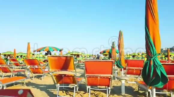 沙滩上的太阳伞和太阳床视频的预览图