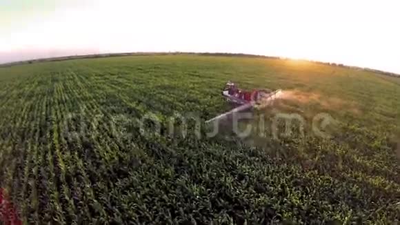为玉米地浇水的机器空中视野视频的预览图