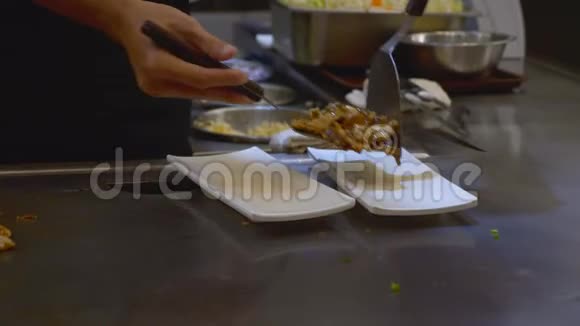 厨师烹饪新鲜鸡肉准备服务客户餐厅视频的预览图