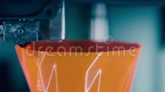 橙色花瓶的喉部正在快速打印3D视频的预览图