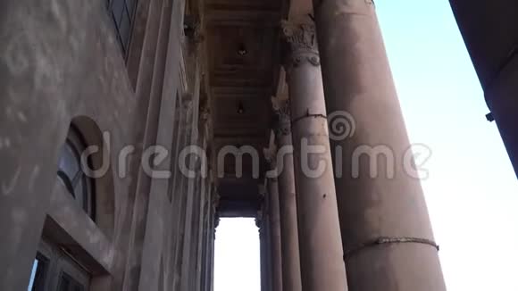 旧剧院大楼里的柱子4k个视频镜头视频的预览图