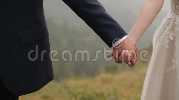 年轻夫妇牵着手新郎牵着新娘走视频的预览图