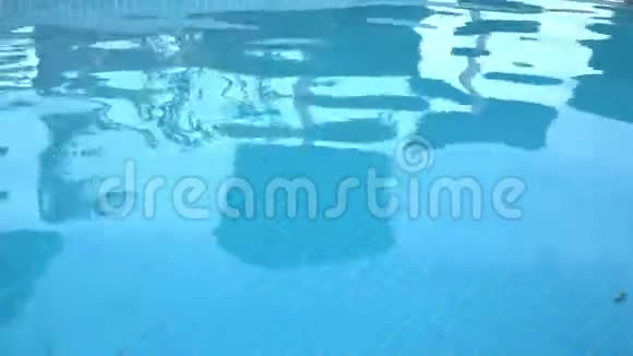 池中纯蓝色的水阳光明媚光线反射腐蚀性强4k视频运动中的清水视频的预览图