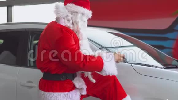 一家汽车经销店的圣诞老人在名单上了一些东西视频的预览图