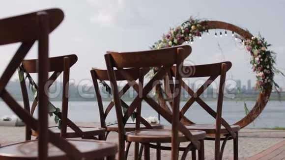 婚礼用棕色椅子成排视频的预览图