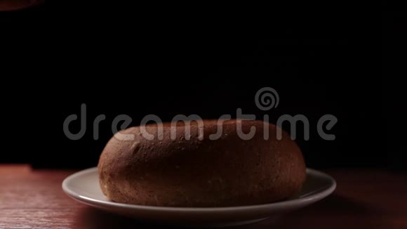 热菜在一锅面包里盛汤视频的预览图