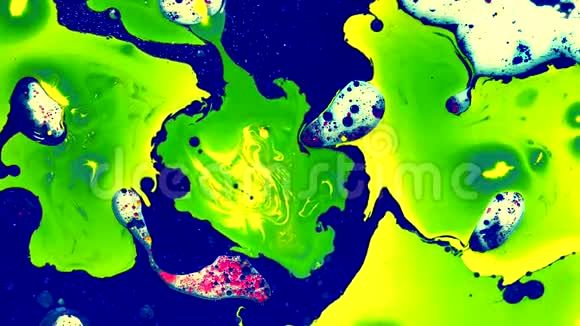用油在水中涂上漂亮的水彩墨水未来趋势背景视频的预览图