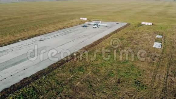 移动的飞机和田野里的一条旧跑道视频的预览图