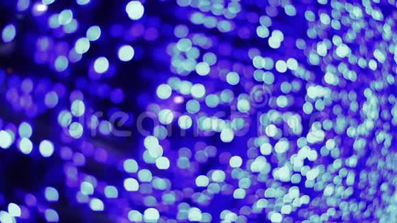 蓝色圣诞照明在离焦博克背景视频的预览图