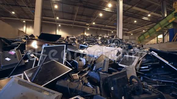 回收中心里的一堆监控器视频的预览图