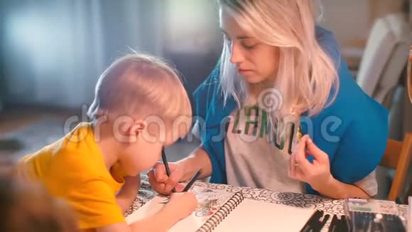 妈妈在桌旁画画儿子在桌旁画画视频的预览图