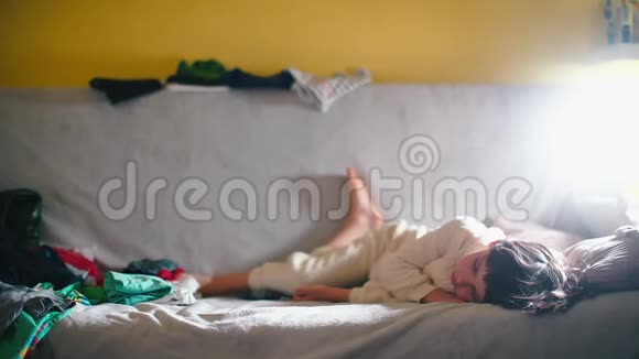 小男孩睡在家里的儿童房里视频的预览图