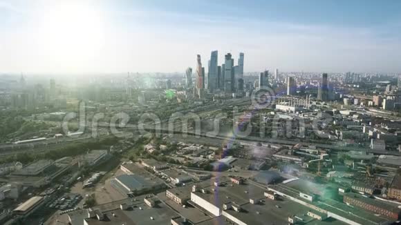 莫斯科城市摩天大楼透过阳光鸟瞰莫斯科市办公商务中心毛巾和房屋视频的预览图