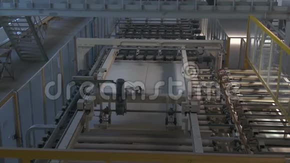 工厂生产线工人在工厂工作干壁生产材料的生产视频的预览图