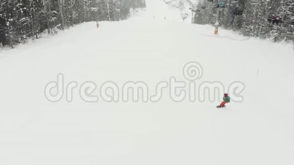 滑雪者沿着滑雪场的斜坡往下走顶部视图视频的预览图
