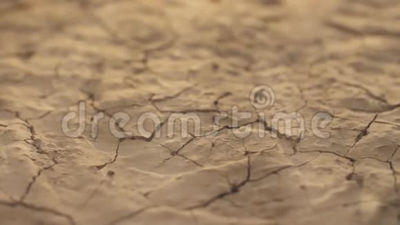 干旱干燥的脱水土壤在干燥的阳光下腐烂的地球视频的预览图
