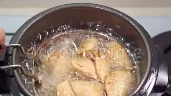 土豆泥和油煎入油炸锅视频的预览图