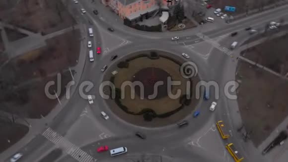 环形道路4k鸟瞰时间推移与圆形汽车视频的预览图
